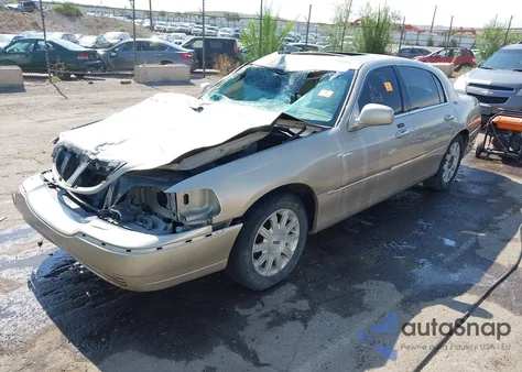 2007 Lincoln Town Car Signature Limited z USA, uszkodzony, nr VIN 1LNHM82W47Y620980